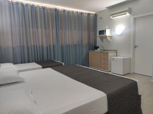 En eller flere senge i et værelse på Igaras Hotel