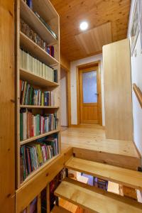 eine Bibliothek in einem Holzhaus mit Bücherregalen in der Unterkunft Apartment Veliki breg in Mojstrana