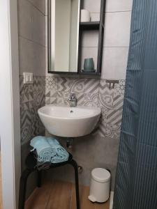 La salle de bains est pourvue d'un lavabo et d'un miroir. dans l'établissement B&B Casa Caterina, à Milan