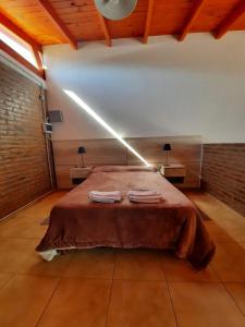 Una cama o camas en una habitación de Cabañas El Aromo