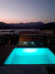 Sundlaugin á Sunset brand new luxury apt with pool & sea view eða í nágrenninu