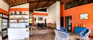 une chambre avec un comptoir et des chaises dans un bâtiment dans l'établissement Sunshine Hotel Cumbuco, à Cumbuco