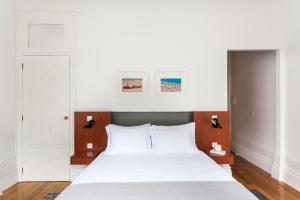 1 dormitorio con 1 cama grande con sábanas blancas en Passeio de São Lázaro 5 by LovelyStay, en Oporto