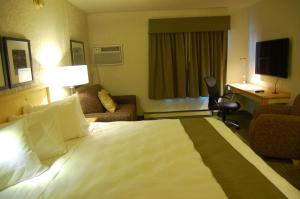 Katil atau katil-katil dalam bilik di Days Inn and Suites by Wyndham Downtown Missoula-University