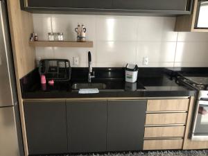 Η κουζίνα ή μικρή κουζίνα στο Apartamento em Laguna no Mar Grosso, com excelente localização, cobertura!