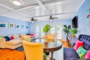 a living room with a table and chairs at Flamingo Cottage in New Smyrna Beach