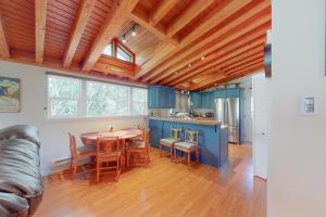 Una cocina con gabinetes azules y una mesa y sillas. en Valley Perch, en Sun Valley