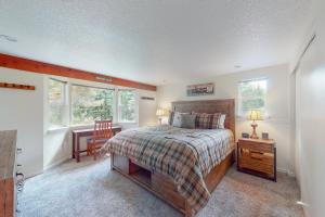 Un dormitorio con cama, escritorio y ventanas en Valley Perch, en Sun Valley 24 fotos más
