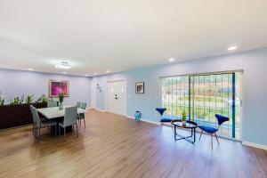 - une salle à manger avec une table et des chaises dans l'établissement Dana Shores Retreat, à Tampa