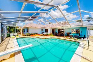 une piscine intérieure avec un plafond en verre dans l'établissement Dana Shores Retreat, à Tampa