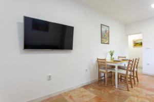 TV a/nebo společenská místnost v ubytování Apartment Maestral