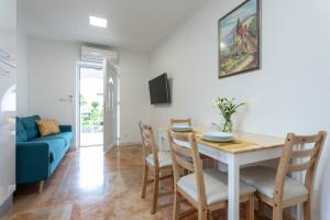 TV a/nebo společenská místnost v ubytování Apartment Maestral