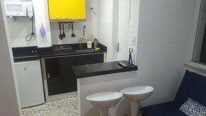 małą kuchnię z 2 toaletami i blatem w obiekcie Copacabana Av princesa isabel y atlantica w mieście Rio de Janeiro