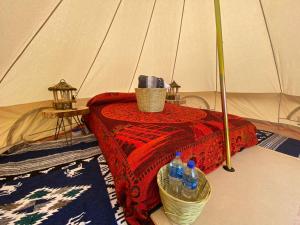 uma tenda com uma mesa com garrafas em Glamping Octli - Santuario de las Luciernagas X NANTLI LIVING em Nanacamilpa