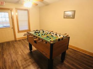 una gran mesa de futbolín en una habitación en Briarstone Lodge Condo 13D, en Pigeon Forge