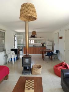 uma sala de estar com um fogão a lenha no meio em Petrel em La Paloma