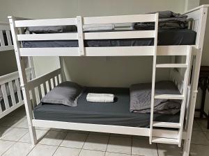 Postel nebo postele na pokoji v ubytování Single Size TOP Bunk Bed - Mixed Shared ROOM