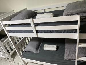 Postel nebo postele na pokoji v ubytování Single Size TOP Bunk Bed - Mixed Shared ROOM