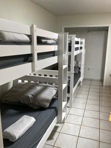 Postel nebo postele na pokoji v ubytování Single Size TOP Bunk Bed - Mixed Shared ROOM