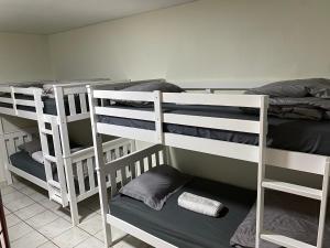 Postel nebo postele na pokoji v ubytování Single Size TOP Bunk Bed - Mixed Shared ROOM