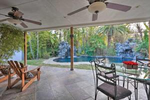 ベーカーズフィールドにあるBakersfield Oasis Sweet Tropical Pool Setup!のパティオ(テーブル、椅子付)、プールが備わります。