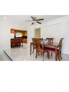 Gallery image of Spacious 4 bdr 2 bath home 10min to the beach Aventura mall in Hallandale Beach