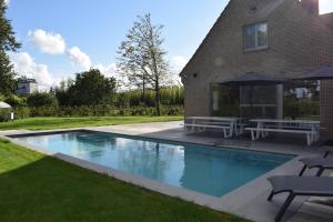 a swimming pool in the yard of a house at Hoppegenot in Poperinge