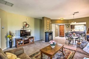 uma sala de estar com um sofá e uma mesa em Relaxing Green Valley Townhome about 30 Mi to Tucson! em Green Valley