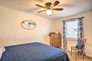 um quarto com uma cama azul e uma ventoinha de tecto em Cañon City Home 15 Mi to Royal Gorge Bridge! em Canon City