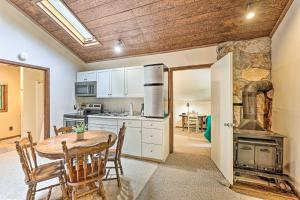 Φωτογραφία από το άλμπουμ του Charming Roan Mtn Cabin Across from Creek! σε Roan Mountain