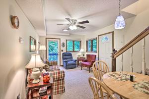 ein Esszimmer und ein Wohnzimmer mit einem Tisch und Stühlen in der Unterkunft Idyllic Roan Mountain Cabin Across from Creek in Roan Mountain
