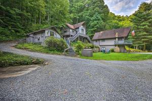 Galeriebild der Unterkunft Idyllic Roan Mountain Cabin Across from Creek in Roan Mountain