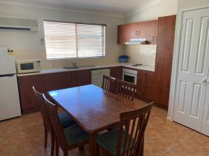 Cucina o angolo cottura di Emerald Explorers Inn