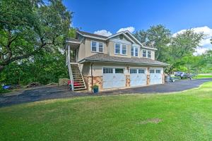 una casa grande con garaje y césped en Charming Fort Worth Apartment - 8 Mi to Downtown!, en Fort Worth