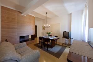een woonkamer met een bank en een tafel bij Guest Apartament Clarice in Capodacqua di Foligno