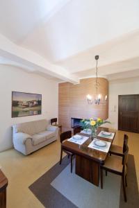 een woonkamer met een tafel en een bank bij Guest Apartament Clarice in Capodacqua di Foligno
