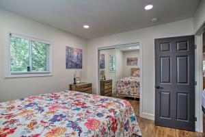 Charming Idyllwild Cabin with Deck and Fire Pit!