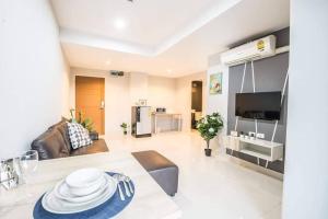 a living room with a couch and a table at Ploen Ploen Residence in Pathum Thani