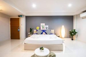 Postel nebo postele na pokoji v ubytování Ploen Ploen Residence