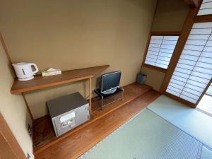 a room with a desk with a computer on a table at Iso Tokei - Vacation STAY 61901v in Kanayama