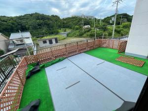 Kanayama的住宿－Iso Tokei - Vacation STAY 61907v，房屋阳台篮球场的图像