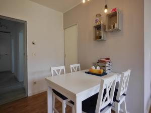 eine Küche mit einem weißen Tisch und weißen Stühlen in der Unterkunft Fewo Sauerlandglück mit MeineCardPlus in Willingen