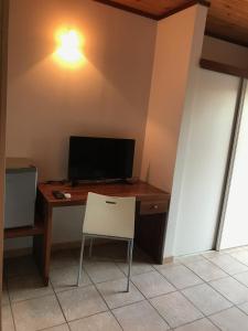 TV a/nebo společenská místnost v ubytování Le Passiflore