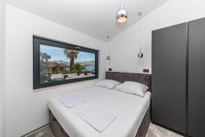 une chambre avec un lit et une fenêtre dans l'établissement Villa Sun and Sea, à Trogir 34 autres photos