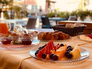 una mesa con platos de bollería y fruta. en Hotel Riviera, en Magnano in Riviera