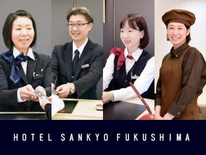 Deux photos de deux femmes en uniforme assises à une table dans l'établissement Hotel Sankyo Fukushima, à Fukushima