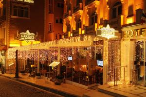 una tienda con luces de Navidad en una calle de la ciudad en Balin Hotel - Special Category, en Estambul