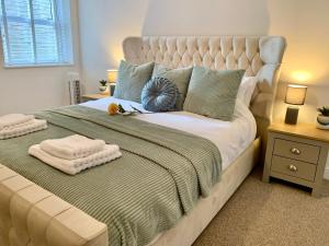 Ліжко або ліжка в номері Modern, Luxurious Two Bedroom Apartment