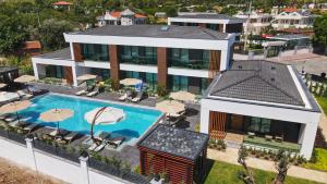 an aerial view of a house with a swimming pool at Güven Park Residance & Apart Hotel in Kemer