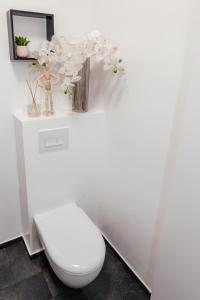 een badkamer met een toilet en bloemen aan de muur bij ´La Primavera ´ in Roquebrune-Cap-Martin +27 foto's